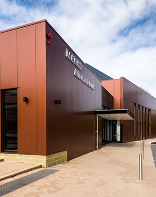 Kingspan BENCHMARK Evolution insulated panels made from COLORBOND® Metallic steel in the colour Aries® help protect the building from heat load